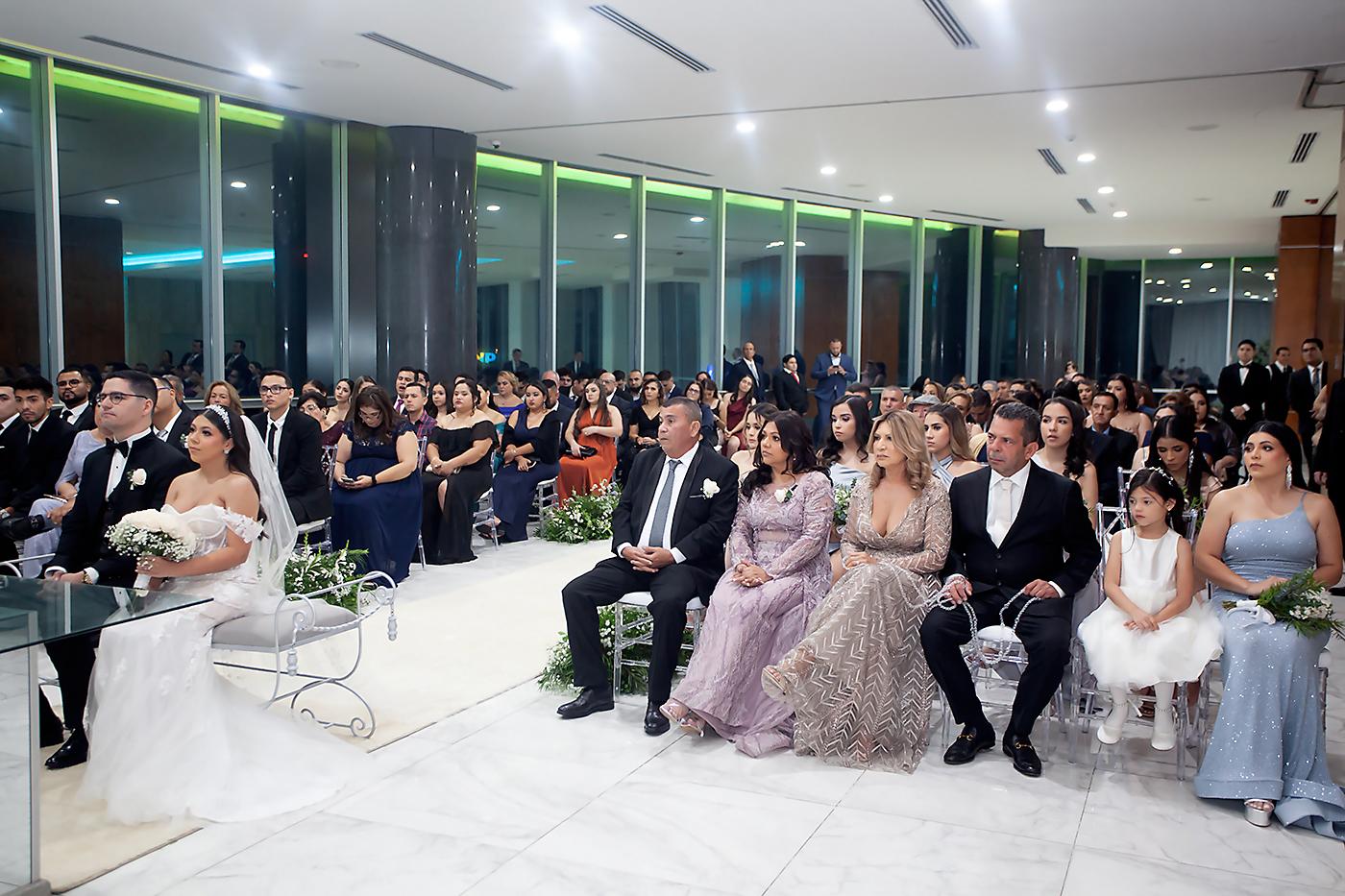 Los novios fueron acompañados por familiares y amistades en la ceremonia.