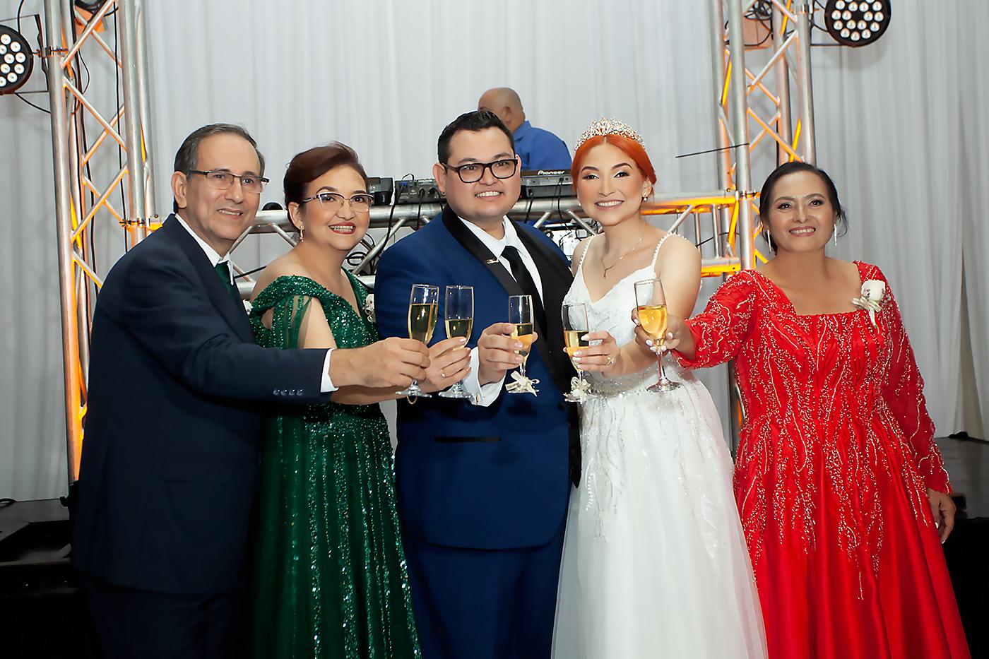 Ramón Darío Rivera, Gisela Contreras, los novios Douglas Rivera y Annie Rivera con Sonia Maribel Reyes.