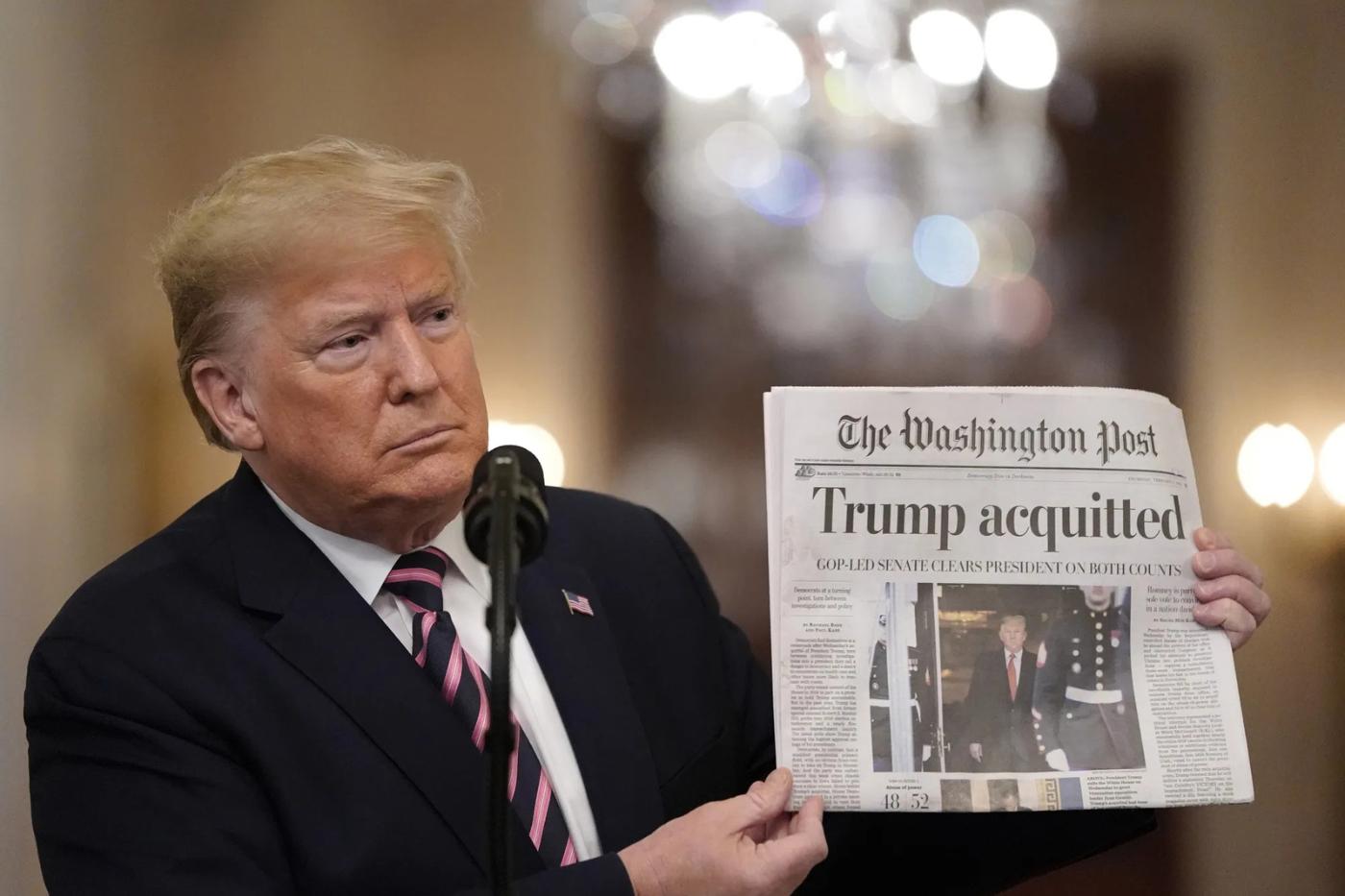 <b>Los juicios políticos (impeachments) de 2019 y 2021</b>Trump fue sometido a dos juicios políticos, algo sin precedentes. El primero, en 2019, lo acusó de abuso de poder en sus tratos con Ucrania; el segundo, en 2021, ocurrió tras el asalto al Capitolio y lo acusó de incitar a la insurrección. Ambos terminaron en absolución en el Senado, pero sus juicios políticos dejaron una marca duradera en su presidencia.