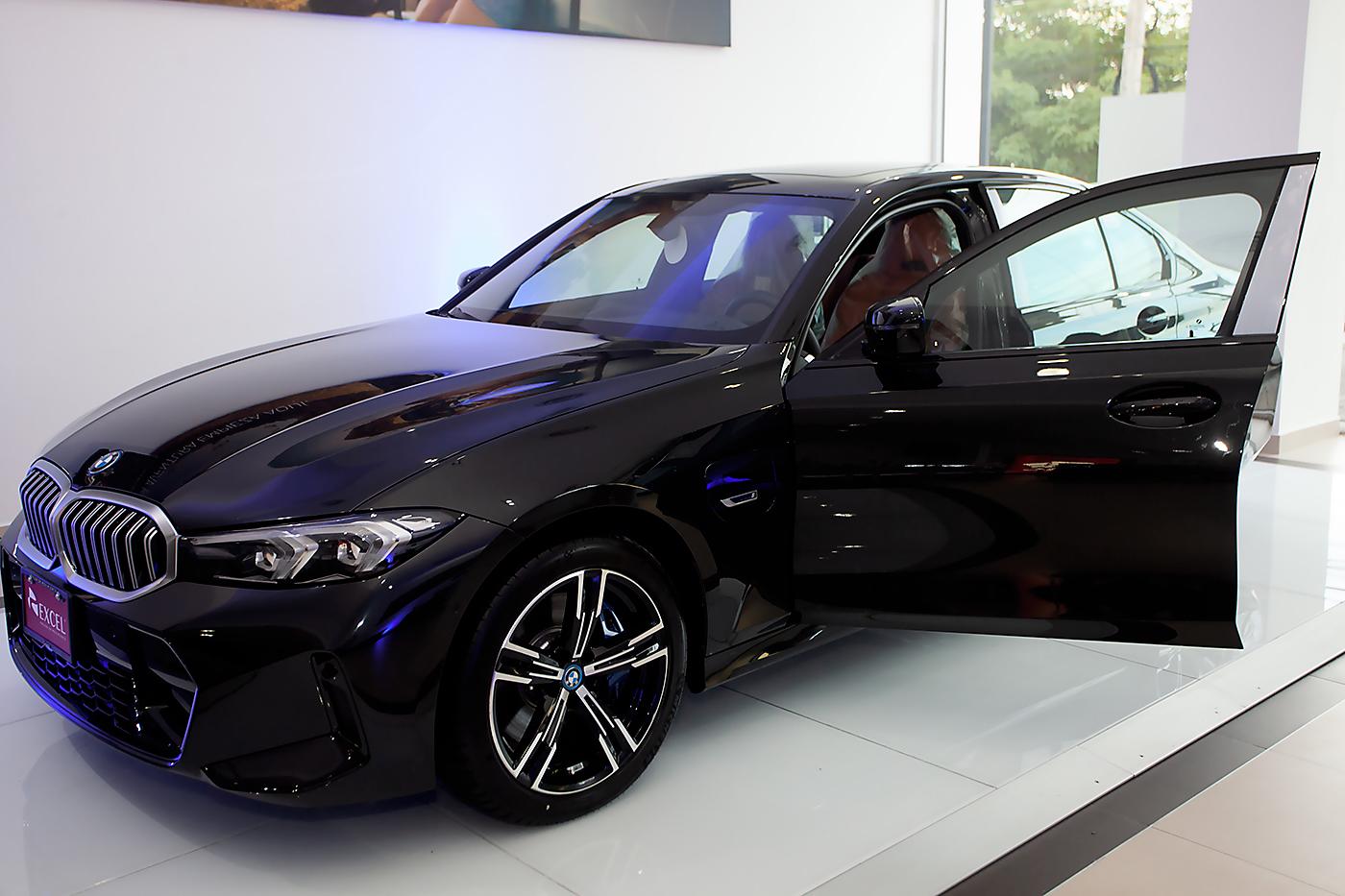 En la vista lateral, el BMW serie 3 transmite una imagen especialmente dinámica, gracias a la gran distancia entre ejes, los voladizos cortos y las proporciones compactas.