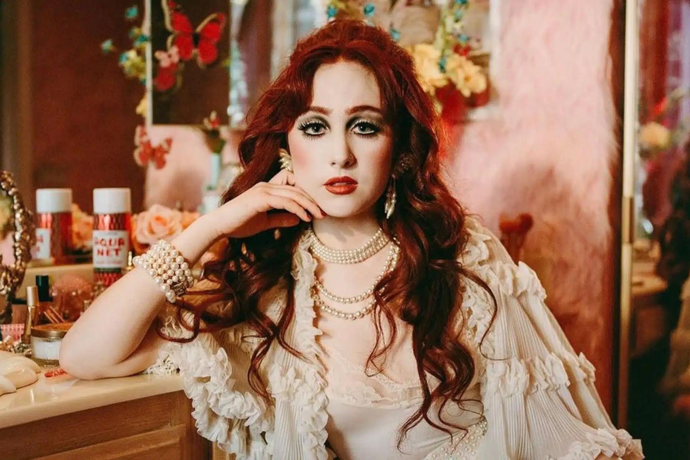 Chappell, abiertamente lesbiana, incorpora temáticas LGBTQ+ en su música y estética, inspirándose en la cultura drag y promoviendo la inclusión y diversidad.