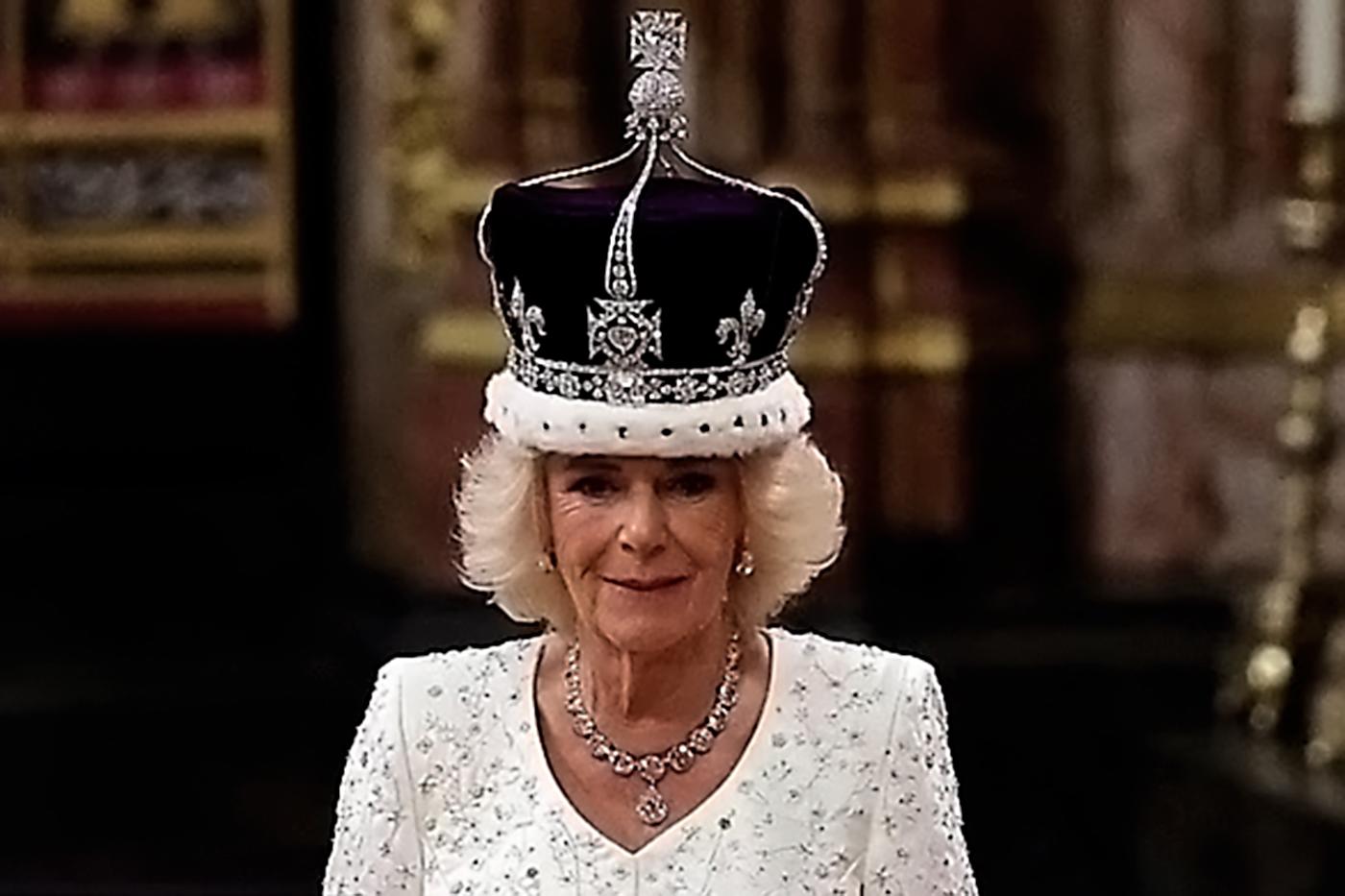 Camila usó la corona de la reina María con los diamantes Cullinan III, IV y V que formaban parte de la colección de joyería personal de la reina Isabel. El difunto monarca los usaba a menudo como broches.