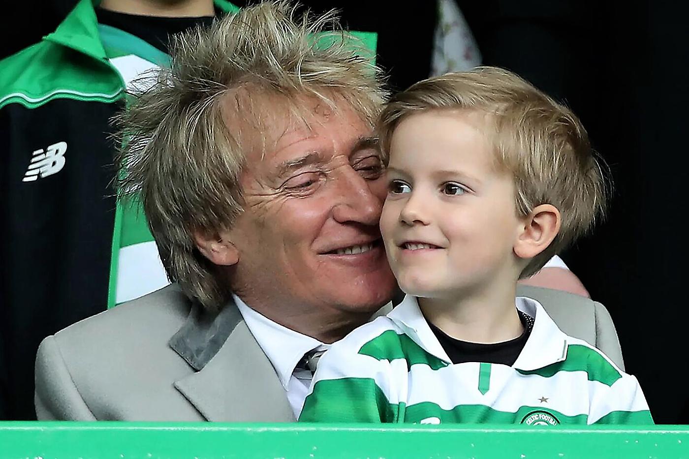 Rod Stewart con el más pequeño de sus hijo Aiden