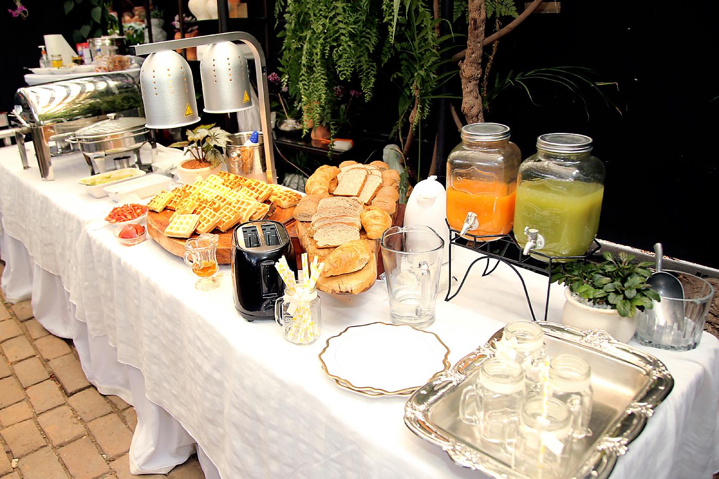 Una delicada mesa de postres de Tarte Bakery