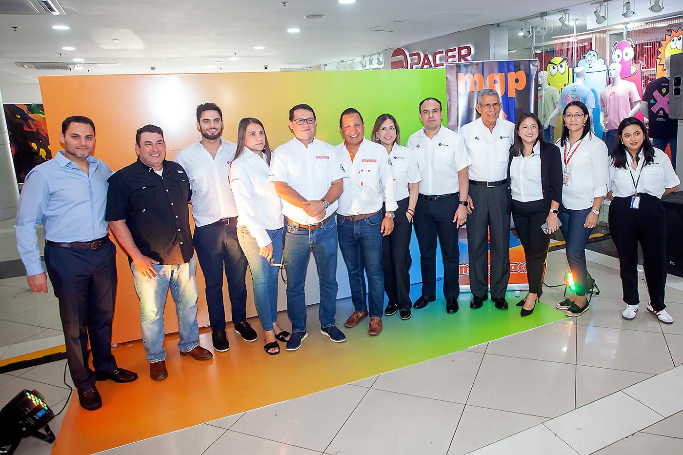 Juan Carlos Canahuati, gerente general Grupo Pacer; Mario Peña - CEO de Megapaca Centroamérica; Alejandro Canahuati - Sub Gerente General Grupo Pacer; Ana Lilian Barrios - Gerente de Comunicación Megapaca; Román Posadas - Gerente de Ventas Megapaca; Erick Quim - Gerente de Legal Megapaca; Lolita Caraccioli - Gerente de Planeación de Tiendas Grupo Pacer; Melvin Ávila - Gerente de Contabilidad Grupo Pacer; Francisco Silva - Gerente de Finanzas Grupo Pacer; Wendy Cruz - Jefa de Recursos Humanos Grupo Pacer; Melva Mendoza - Ejecutiva de Ventas Grupo Pacer y Elisa Ventura - Coordinadora de Comunicaciones Grupo Pacer