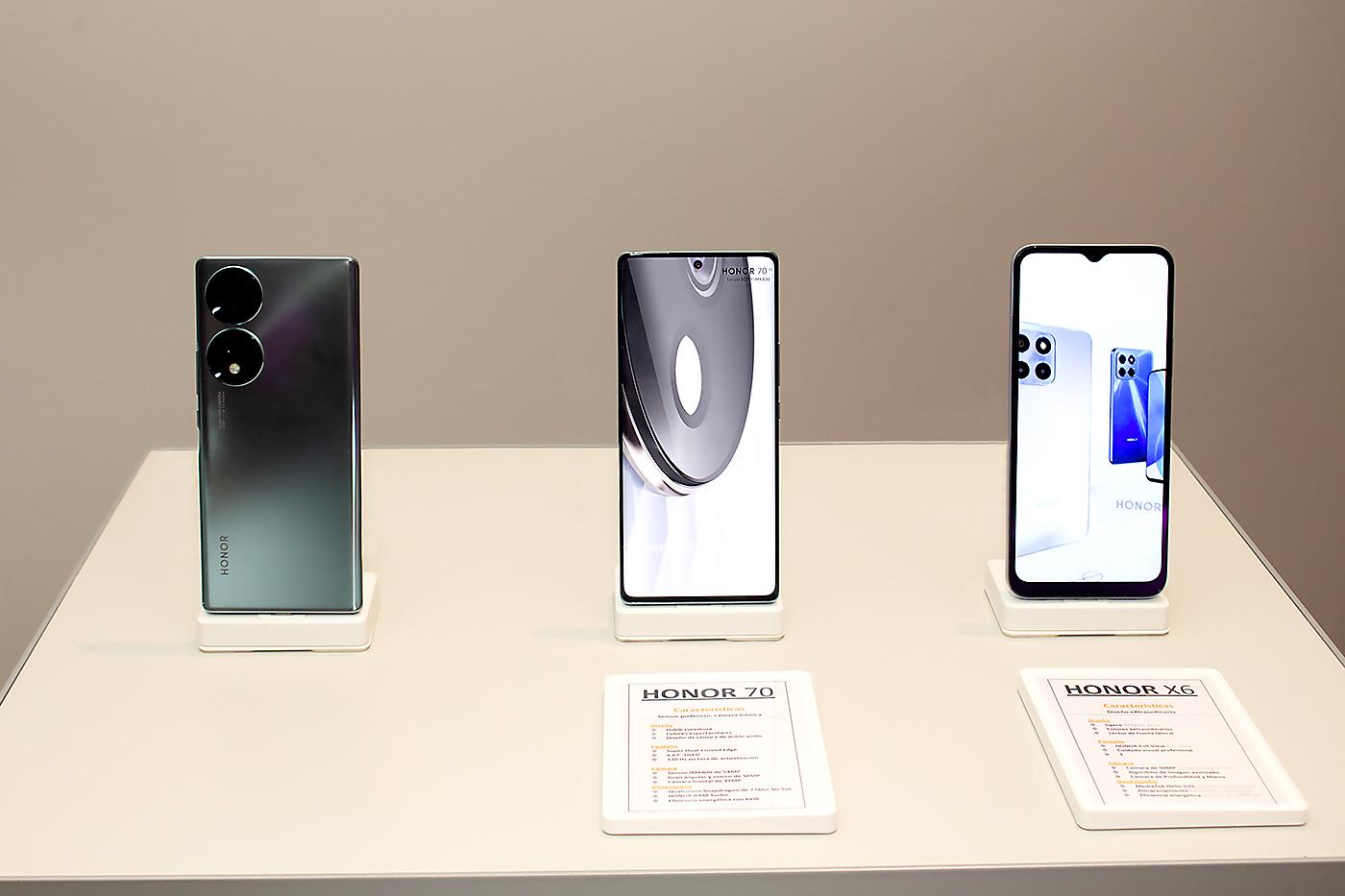 El diseño exterior fue inspirado en diamantes incorporando una estética premium y única con una pantalla simétrica dual y bordes curvos fusionado la moda con la tecnología y los hay en variedad de colores cristal platino, verde esmeralda y escarcha mística.