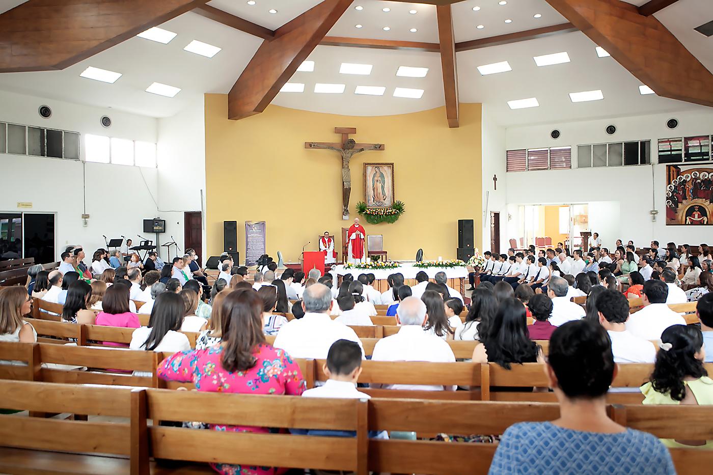 Parte de la feligresía católica que asistió a la eucaristía de la Confirmación en el templo Guadalupe.