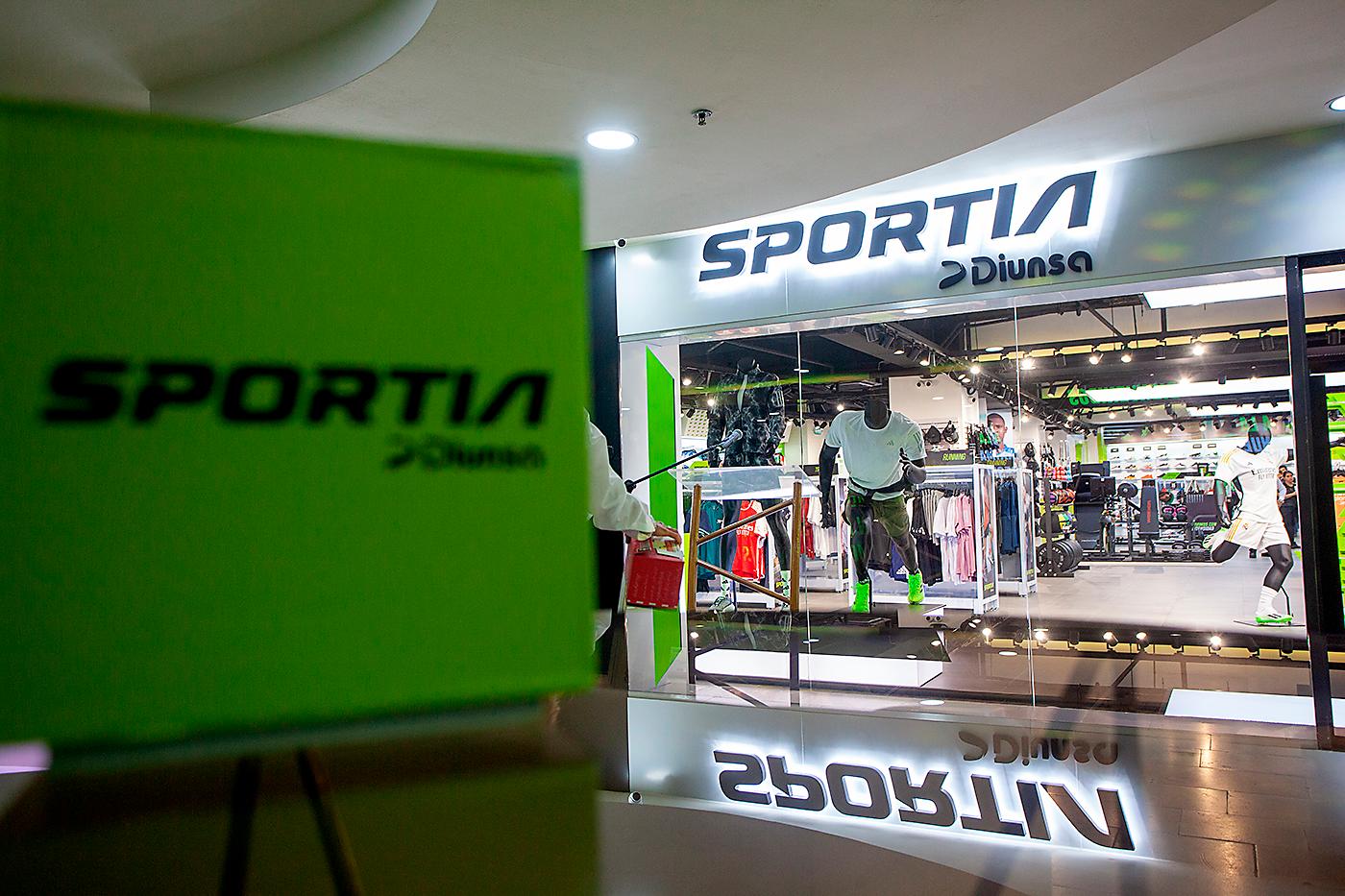 Vitrina principal de la tienda Sportia.