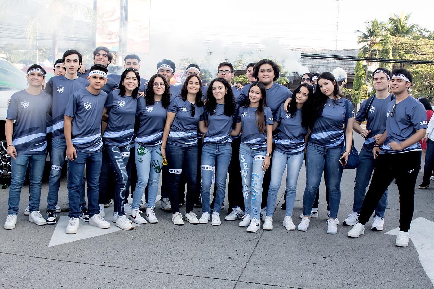 La alegría de saber que este será su último año en la secundaria motivó a los seniors de la generación 2023 del Instituto Bilingüe Valle de Sula a realizar su senior entrance. Los jóvenes se reunieron y luego salieron en caravana hacia lasinstalaciones del centro educativo donde fueron recibidos porlas autoridades y alumnado, entre aplausos y ovaciones.
