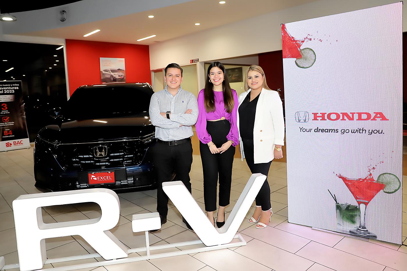Una noche especial llena de sabor, color y alegría se vivió en la sala de exhibición de Honda, donde clientes y amigos disfrutaron de una verdadera experiencia de Mixology Art. Rodrigo López, Alejandra Figueroa y Nancy Castellanos. 