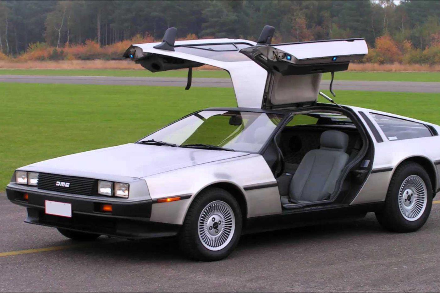 <b>El DeLorean DMC-12 de Back to the Future</b>: Este automóvil, convertido en una máquina del tiempo por el excéntrico Dr. Emmett Brown, es uno de los vehículos más icónicos del cine.