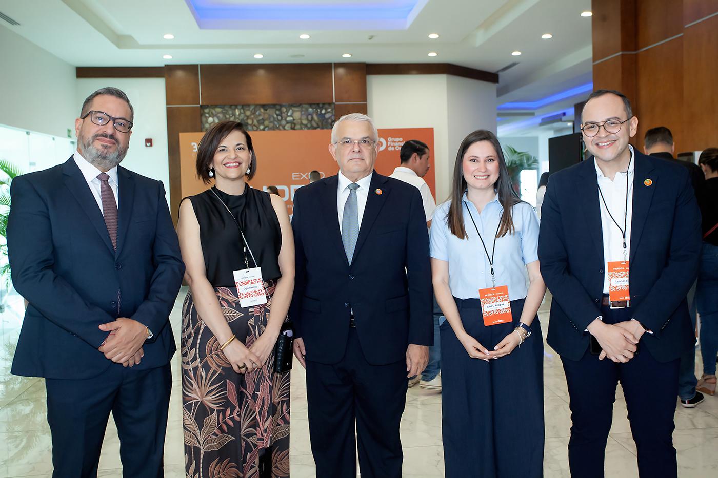 Gabriel Molina, gerente de empresas Sostenibles de COHEP, Ligia Illescas, directora de Expo Horeca; José Ramón Bueso, subgerente de Banco de Occidente; Ana Isabel Araque y Leonel Rivas, gerente de mercadeo de Banco de Occidente.