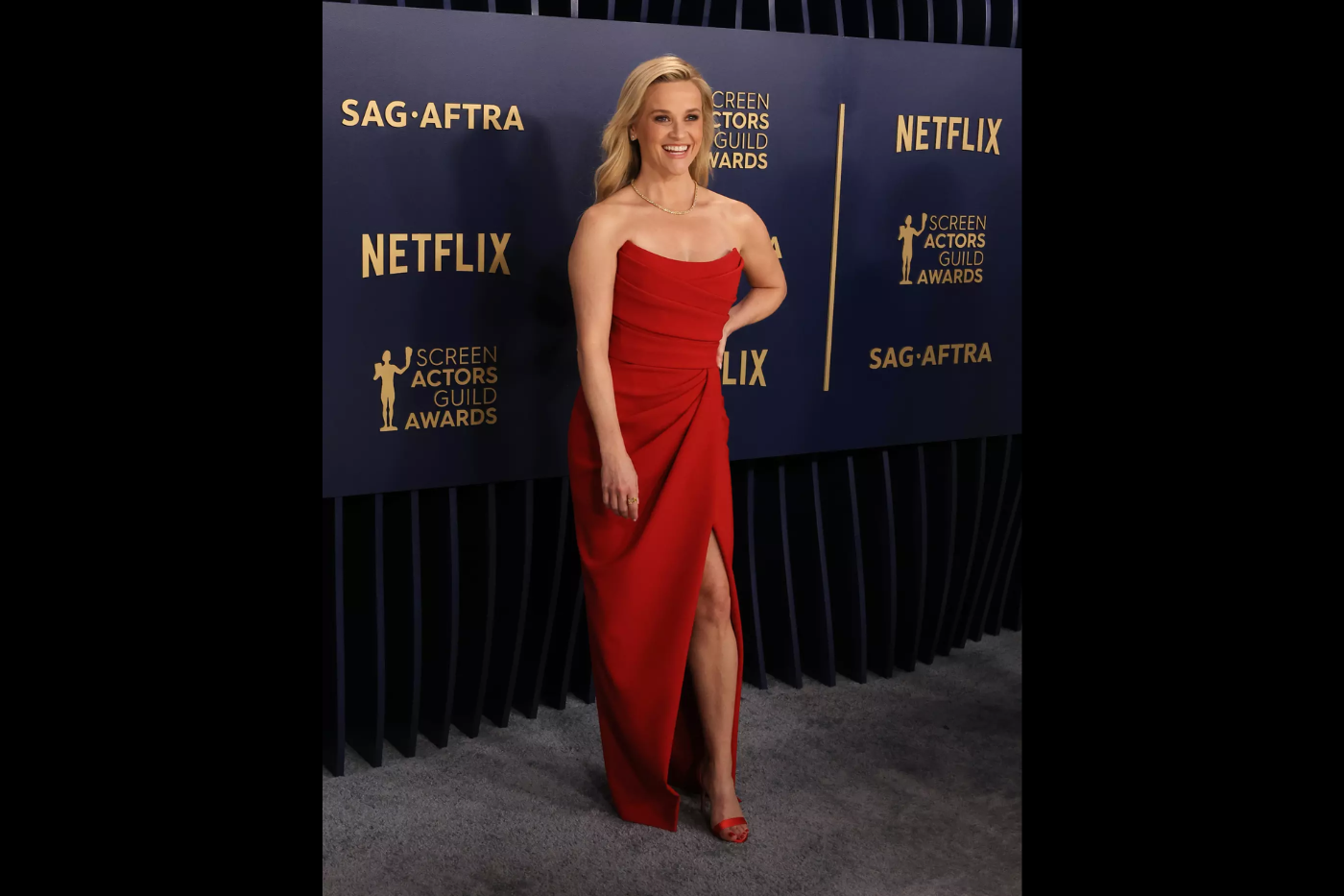 Reese Witherspoon llegó radiante con un palabra de honor teñido con con la tonalidad de la temporada, el rojo de Elie Saab Haute Couture.