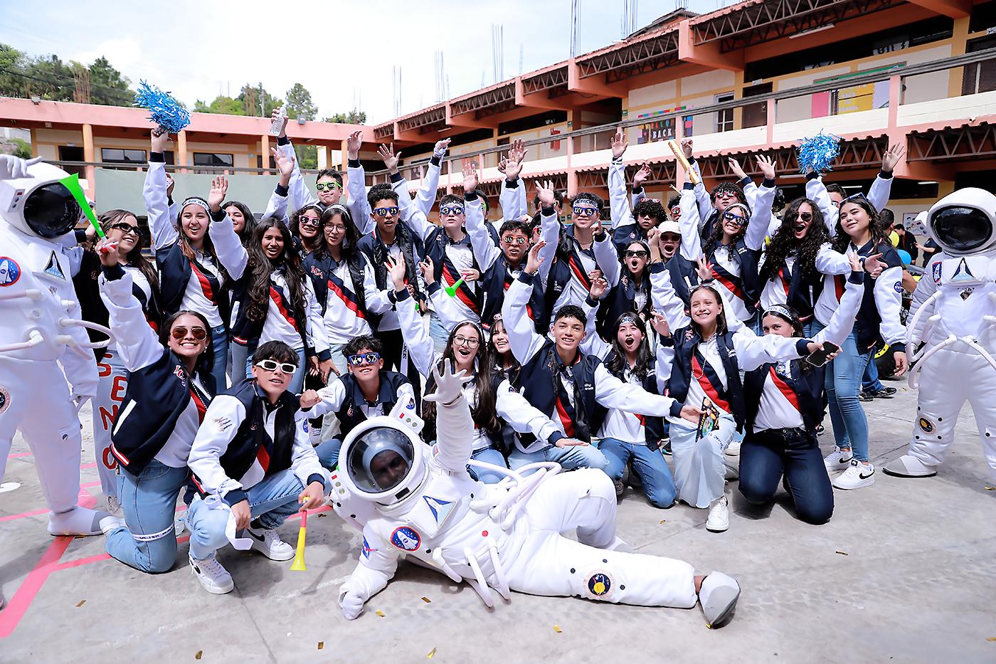 Con gran entusiasmo, la generación 2025 de Intercontinental School celebró su last first day de high school. Los jóvenes se reunieron en Denny’s del aeropuerto, donde disfrutaron de un desayuno juntos antes de embarcarse en una caravana de vehículos decorados con pancartas y globos. Recorrieron el Anillo Periférico hasta llegar a su escuela, donde continuaron la celebración con alegría.