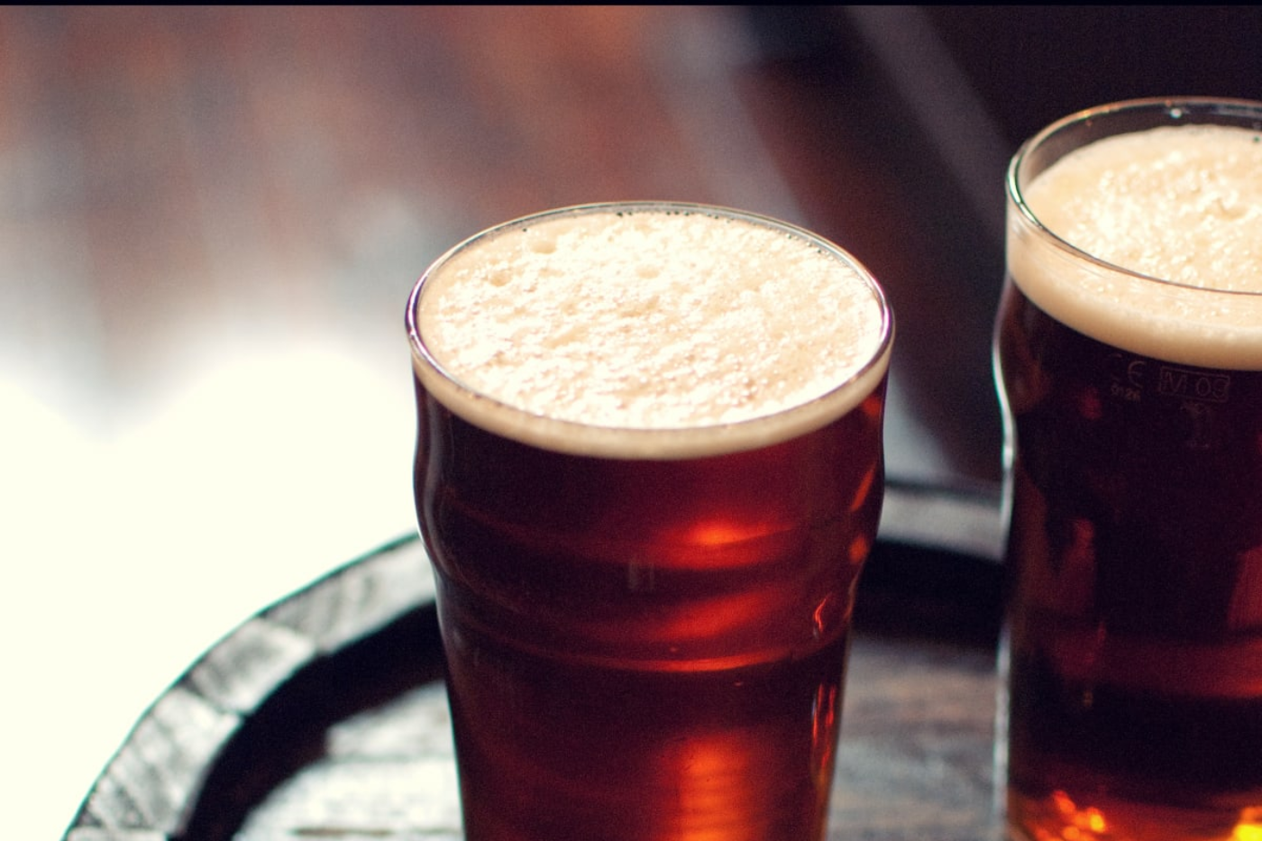 La cerveza <b>Brown &amp; Amber Ale</b> tiene un color oscuro, que puede variar desde un ámbar profundo hasta un marrón oscuro. Tiene un sabor maltoso y a menudo presenta notas de caramelo, toffee y frutos secos. Esta cerveza suele tener un cuerpo medio a completo y un equilibrio entre dulzor y amargor, con un bajo nivel de lúpulo en comparación con otros estilos de cerveza.