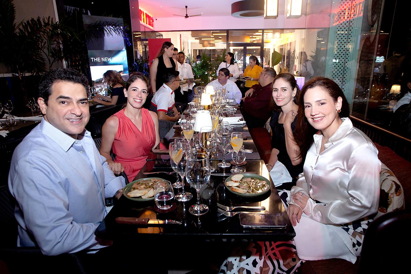 Carlos Abufele, Claudia Rodríguez con María y Lourdes Abufele