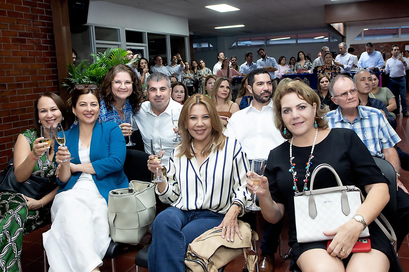 Stephanie Marinakys, Caroline Barletta, Carla Starkman, Alex Canahuati, Mery Girón, Fanny Handal, Mario Araujo y Gregory Werner, durante el brindis.