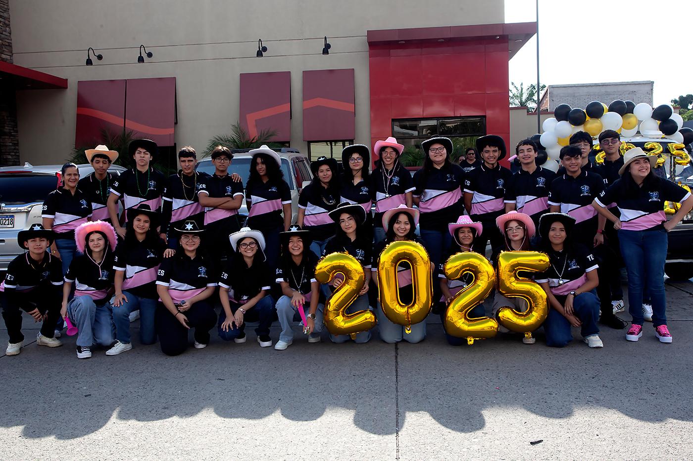 Los 29 seniors de la Baptist Christian Academy llegaron al restaurante Denny’s del boulevard Morazán luciendo jeans, polos y sombreros, listos para disfrutar de un desayuno especial. Acompañados de sus padres, compartieron un momento de fraternidad antes de dar inicio a la caravana que los llevaría al centro educativo, marcando así el comienzo de su último año en la secundaria.