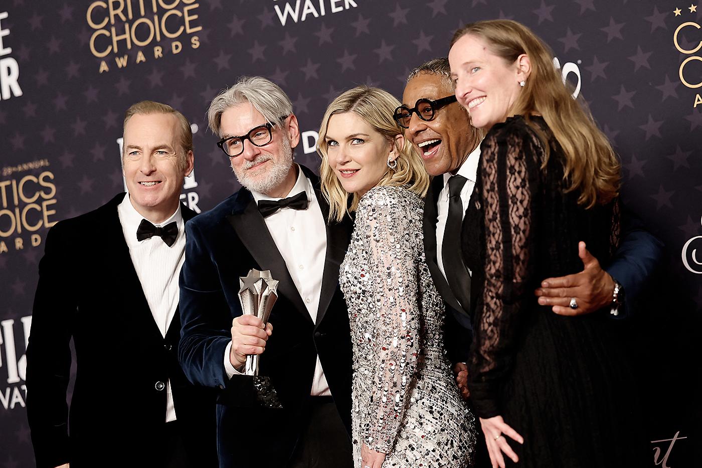 Bob Odenkirk, Peter Gould, Rhea Seehorn, Giancarlo Esposito y Melissa Bernstein, ganadores del premio Mejor Serie Drama por Better Call Saul