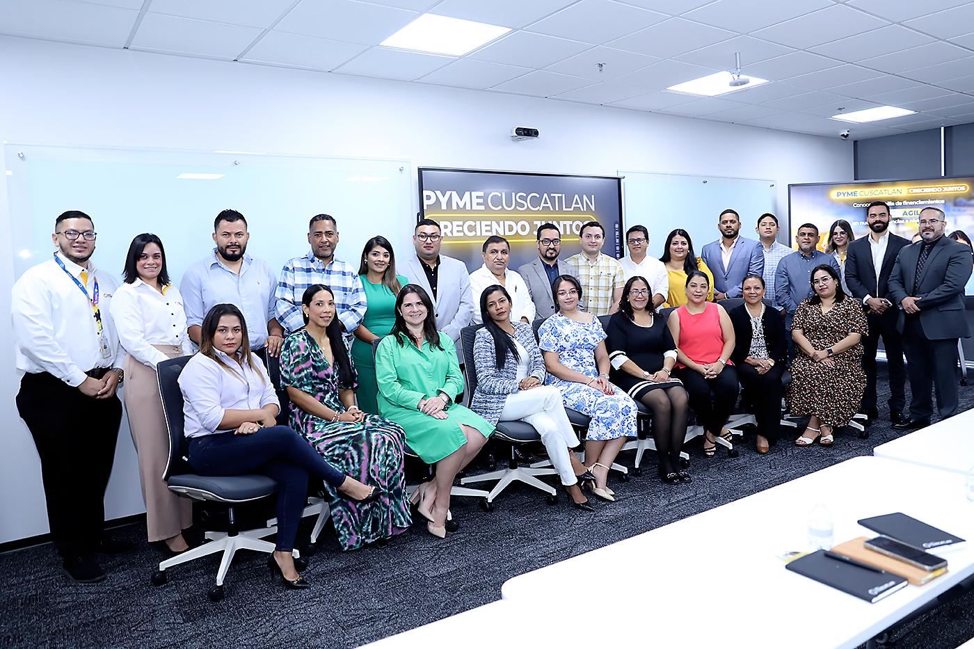Banco Cuscatlan celebró con éxito su primer encuentro exclusivo para clientes PYME, una iniciativa que busca fortalecer el crecimiento de las pequeñas y medianas empresas. Bajo el título “Mi empresa, mi familia: Creciendo en conjunto con visión estratégica” , el experto Javier del Cid compartió valiosos consejos sobre cómo manejar las finanzas y proyectar una visión sostenible para los negocios familiares. Con el apoyo de UNITEC Business School, el evento reafirma el compromiso de Banco Cuscatlan de brindar herramientas para el desarrollo de los empresarios.
