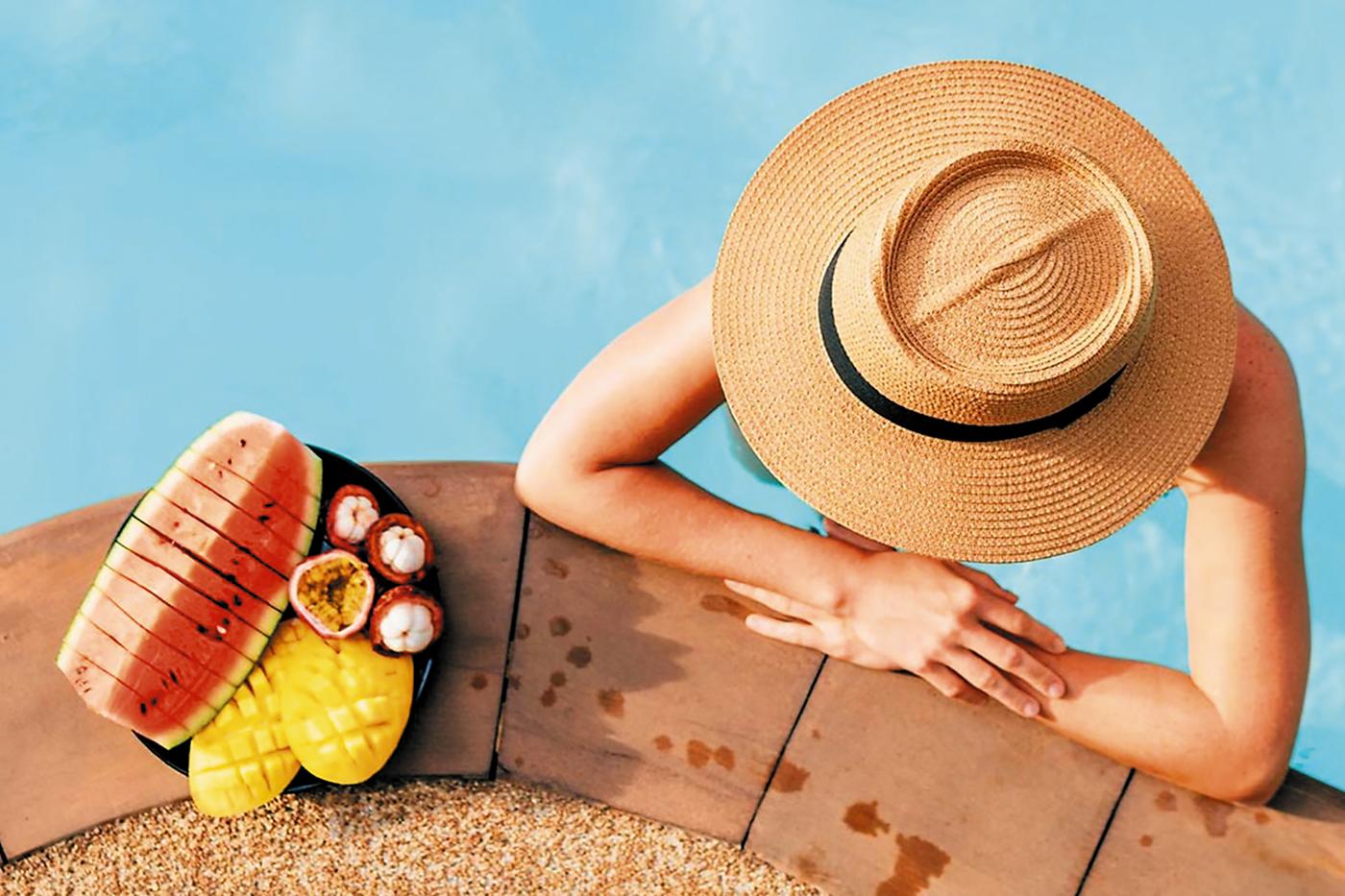 Summer skin care. Evita la exposición prolongada al sol, usa siempre bloqueador, sombrero y gafas. Toma suficiente agua y consume frutas que ayuden a hidratar tu piel como sandía, melón y bayas, ricas en antioxidantes