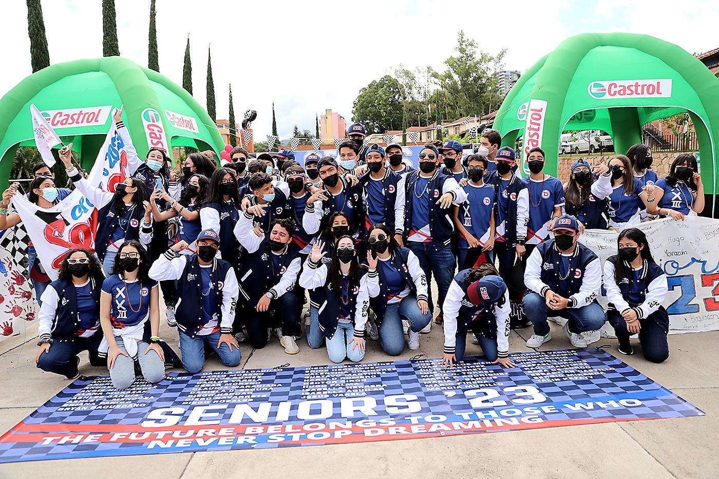 En sus marcas, listo y fuera... La mejor carrera de su vida estudiantil esta por terminar para los seniors de la Dowal School, quienes emocionados festejaron su entrada a su último año escolar bajo el tema Fórmula Uno. 