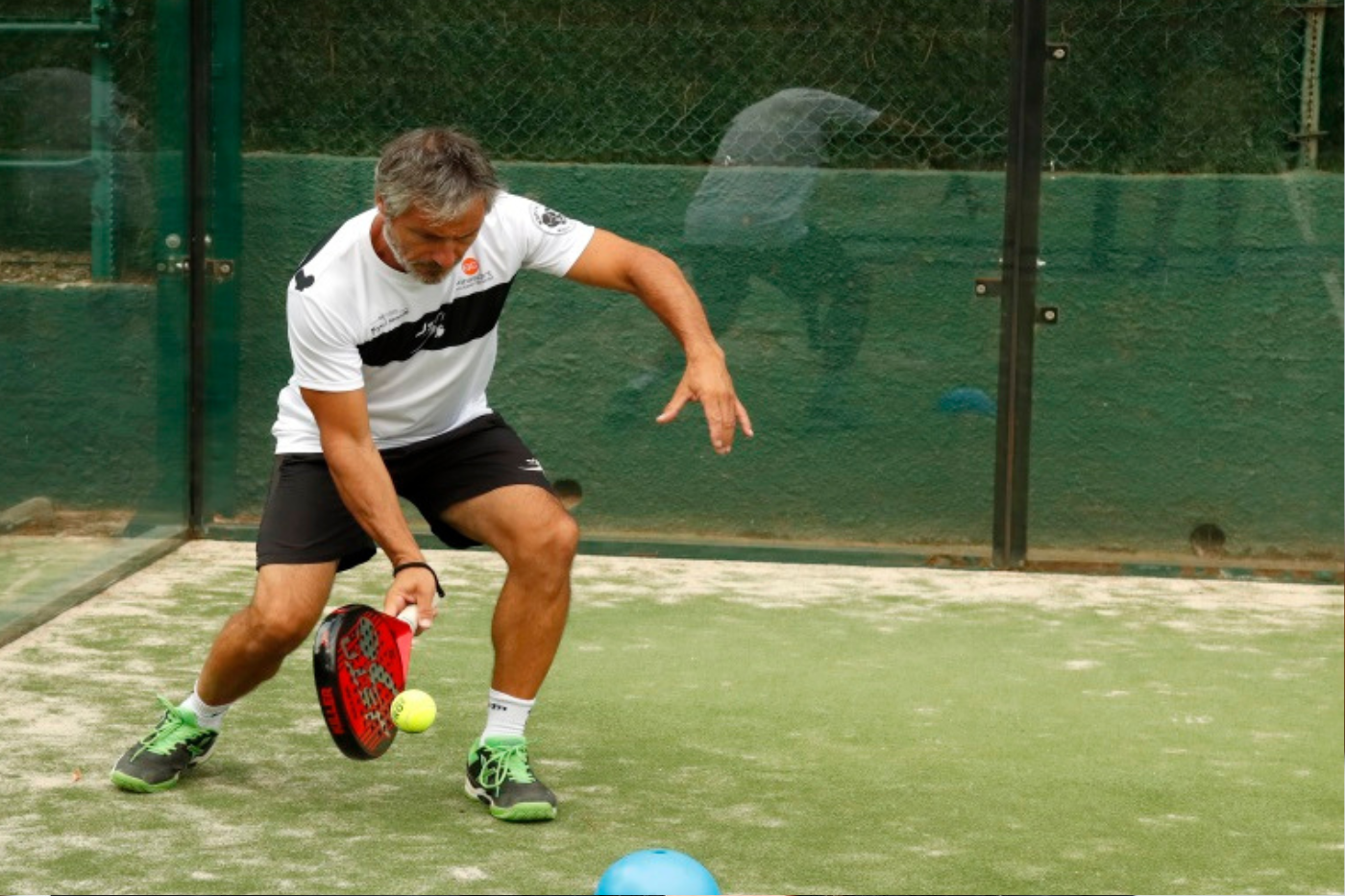 El pádel tiene muchos beneficios para la salud. Ayuda a tonificar los músculos, ya que se necesita estar en constante movimiento. Principalmente, se ejercitan los glúteos y brazos en la práctica de este deporte.