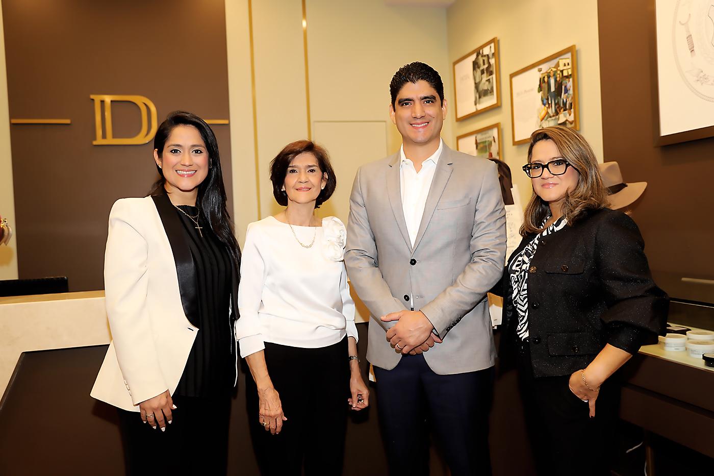 Johanna Martínez, Magda J. de Martínez, Esteban Martínez y Raquel Martínez.