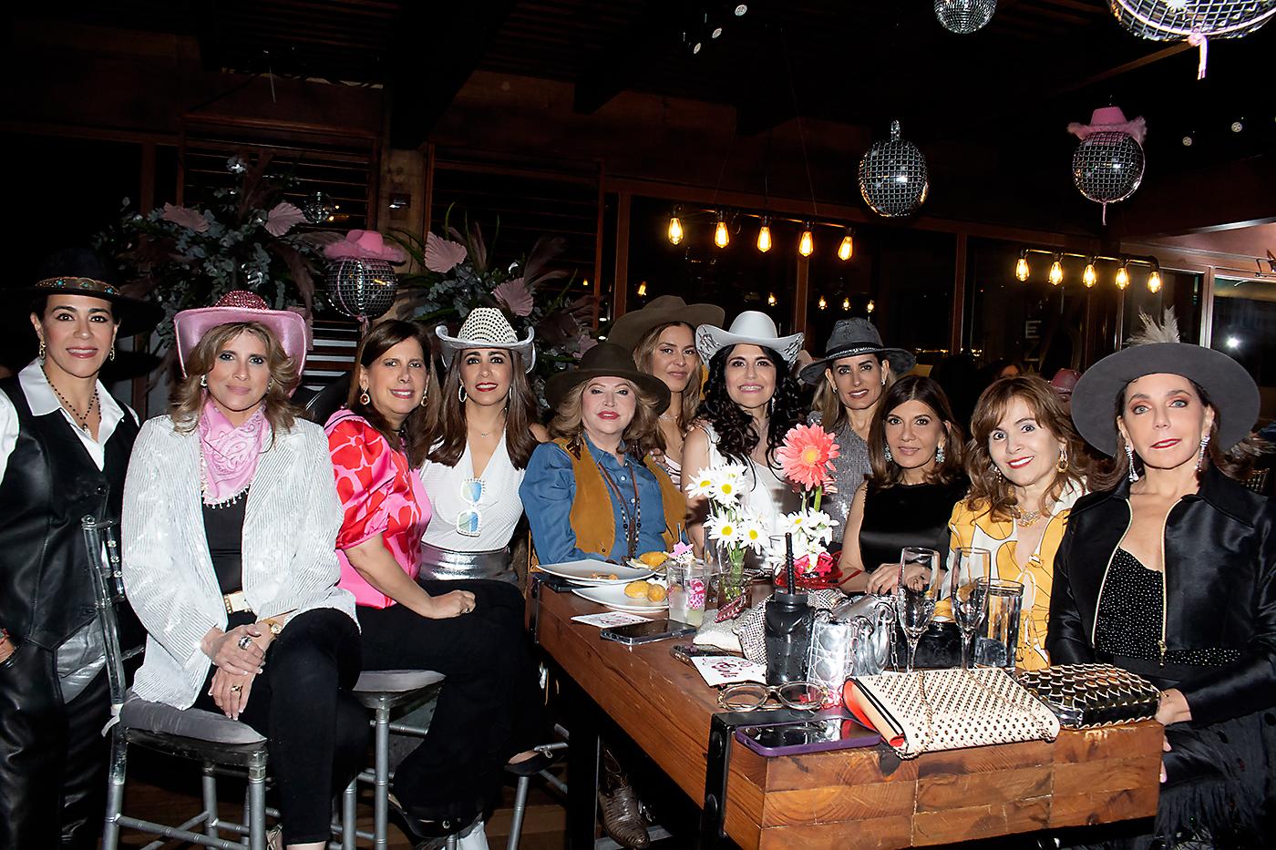 Elena Szydel, Vivian Kattán, Alexandra Vogelsang, Tricia Matuty, Maritza Lara, Carol Cabeza, Claudia Kattán de Jordán, Erika Andonie, Sandra Faraj, Elena Faraj y Sandra Canahuati.