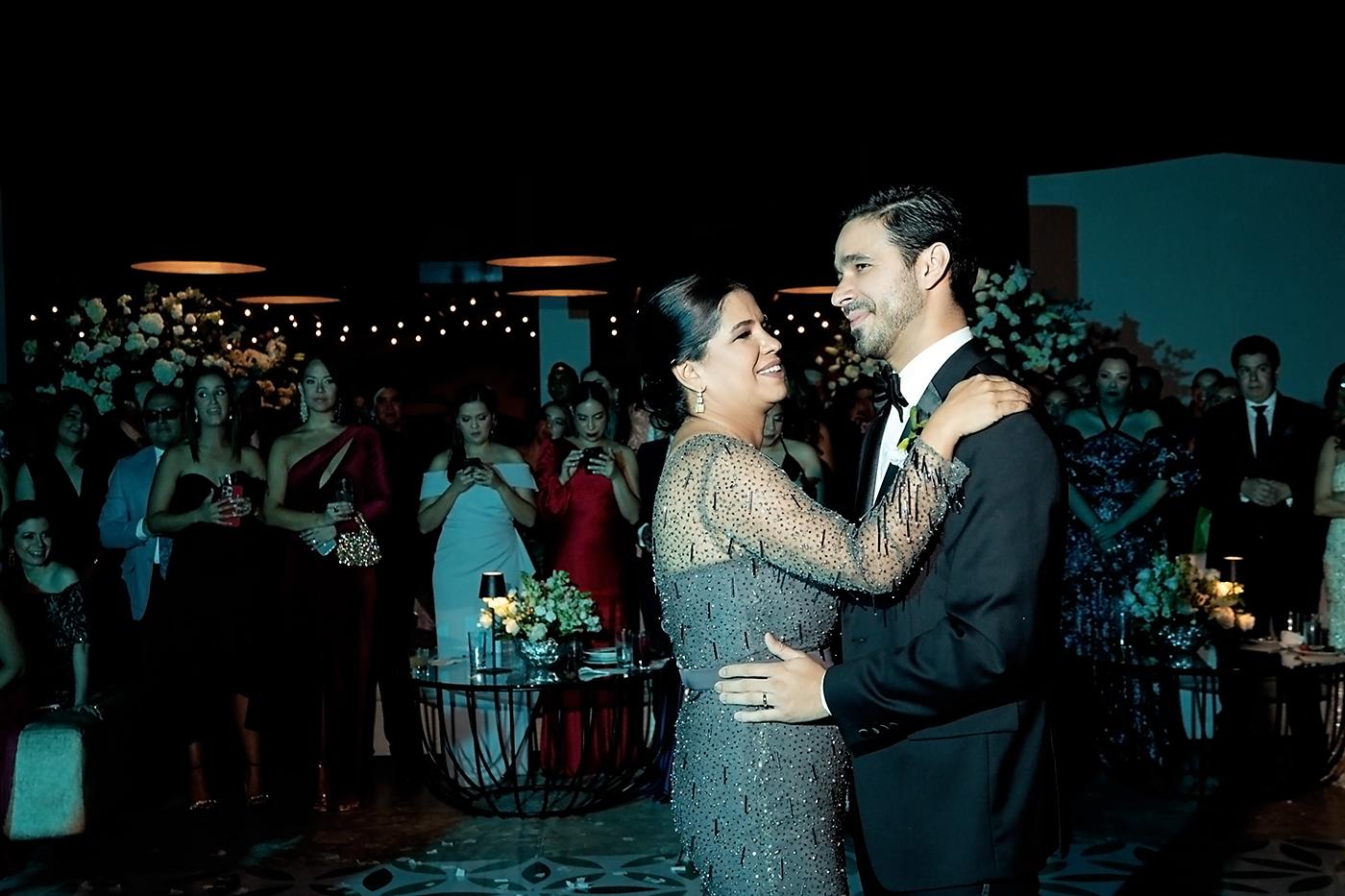  “Can she have this dance by Drew Baldridge fue la melodía que bailo Juan Carlos con su madre 