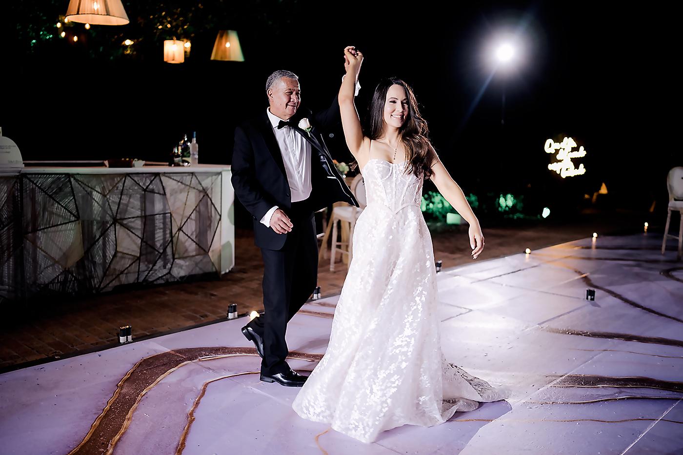Victoria baila feliz con su padre
