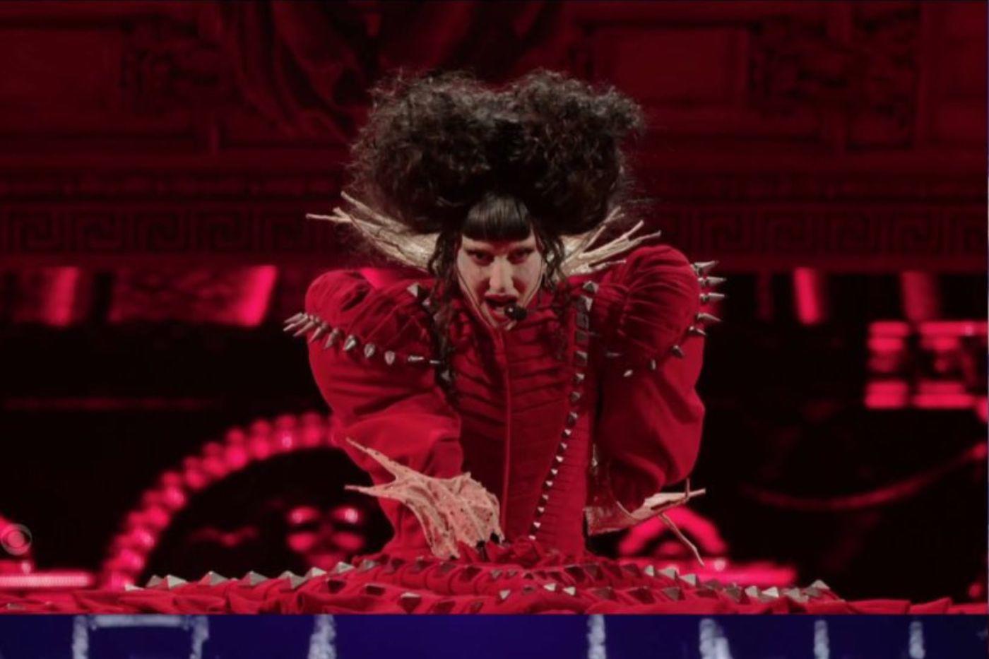 Lady Gaga su esperada actuación en los MTV Video Music Awards 2025 en realidad no fue en vivo, la cantante decidió pregrabar su presentación durante su show en el Madison Square Garden. Gaga se hizo presente brevemente en el evento para recibir uno de los galardones más prestigiosos de la noche: “Artista del Año”.