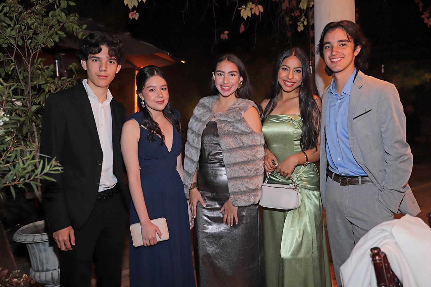 Los seniors 2025 de la Academia Los Pinares celebraron su esperado Thanksgiving Dinner. El evento tuvo lugar<b> </b>El Hatillo, ofreciendo el escenario perfecto para una ocasión tan especial. Los estudiantes, radiantes y llenos de entusiasmo, disfrutaron de momentos únicos junto a sus compañeros mientras capturaban en fotografías la esencia de los años que han compartido. Entre risas y anécdotas, este dinner se convirtió en un recuerdo inolvidable que marca el inicio de la despedida de una etapa inolvidable.