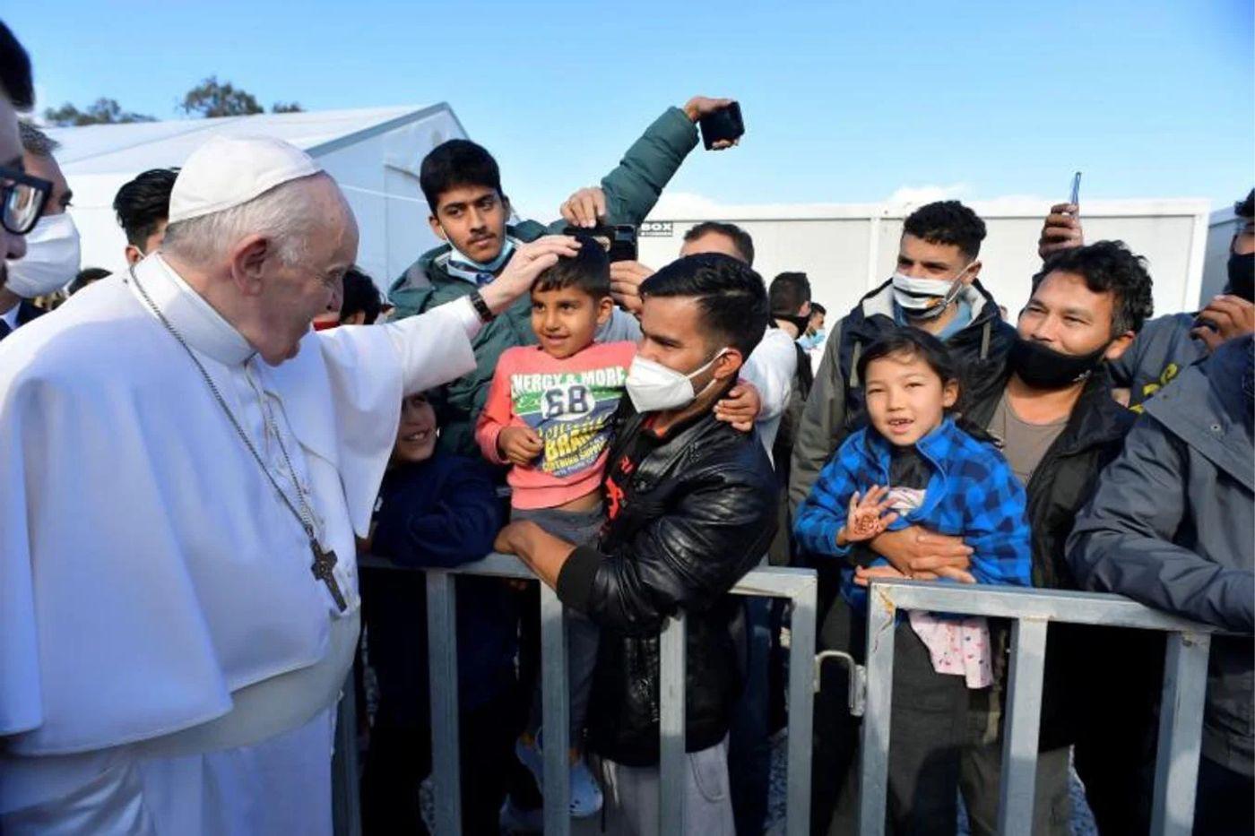 <b>Encuentro con refugiados en Lesbos, Grecia. </b>En 2016, visitó un campo de refugiados y se llevó consigo a tres familias sirias musulmanas a Roma como gesto de solidaridad. Sus palabras: ”Todos somos hijos de Dios”.