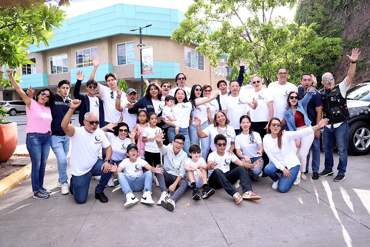 En una mañana llena de alegría, los seniors 2025 de Discovery School celebraron su último primer día de clases con una emocionante caravana de motocicletas y autos decorados con globos, pancartas y cintas coloridas. Al llegar a la escuela, fueron recibidos con una cálida bienvenida por parte de sus maestros y compañeros, marcando el inicio de su año final con momentos inolvidables y mucha emoción.