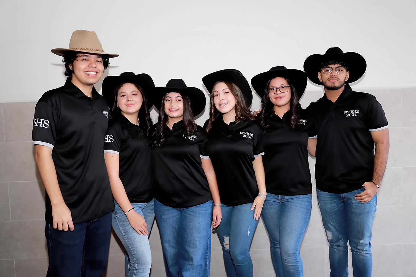 Diego Molina, Sara Ponce, Ami Sánchez, Alexandra Urbina, Andrea Chávez y Diego Mejía.