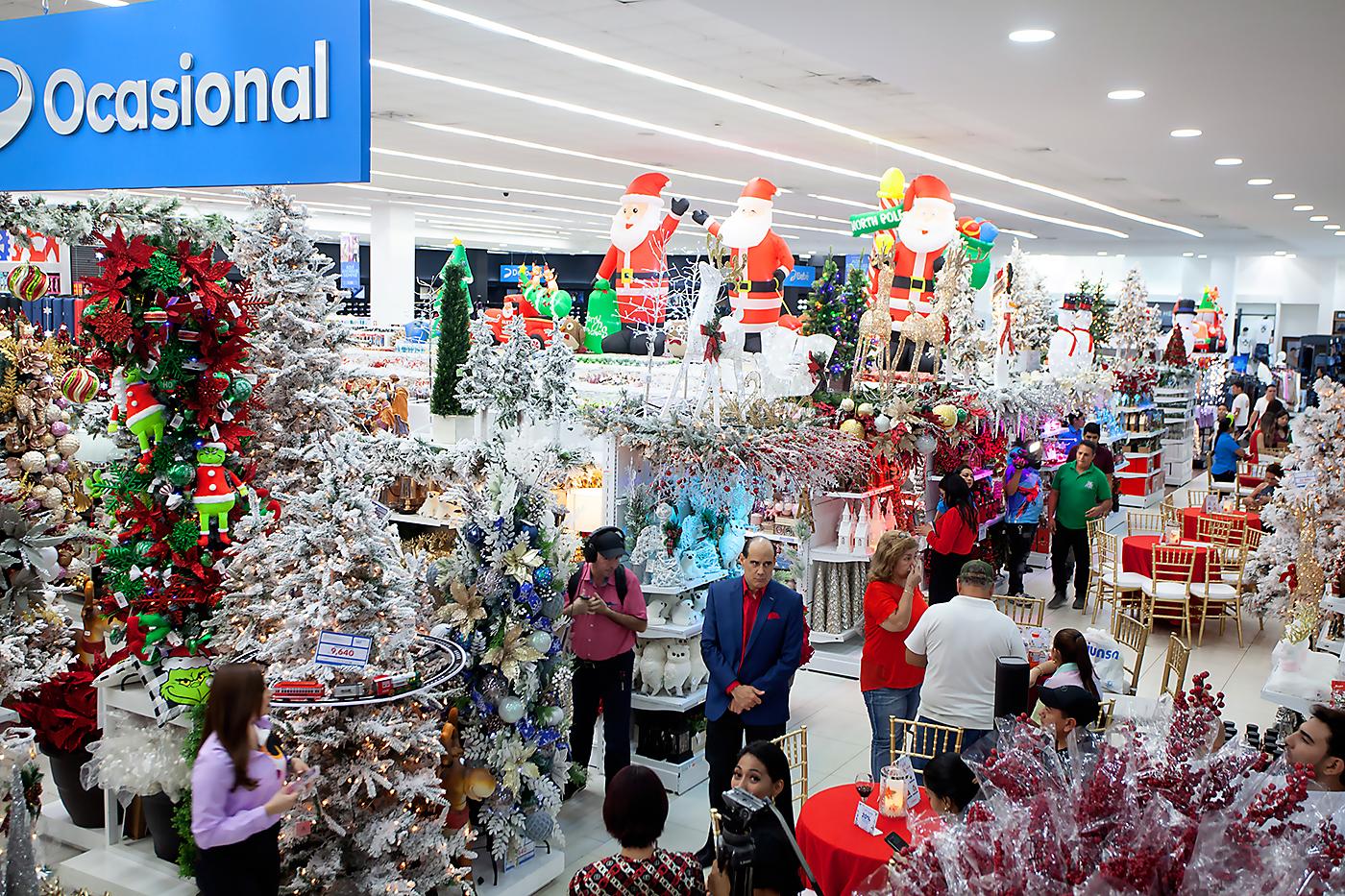 El pasillo principal fue acondicionado para el cóctel navideño.