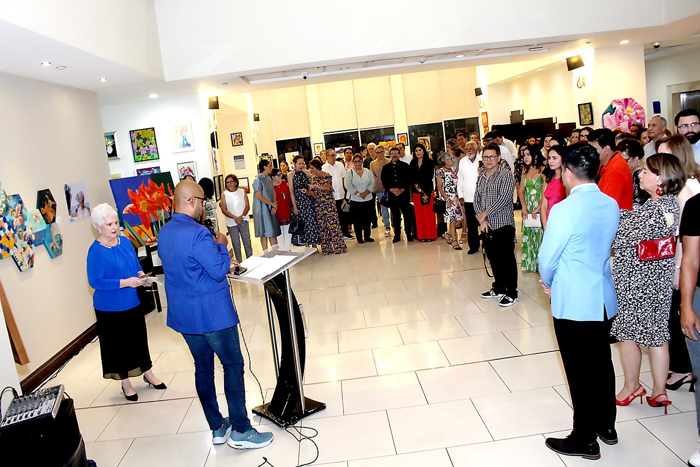 Parte de la concurrencia que asistió al evento “Pasión por el Color” en homenaje a Margarita Rodríguez
