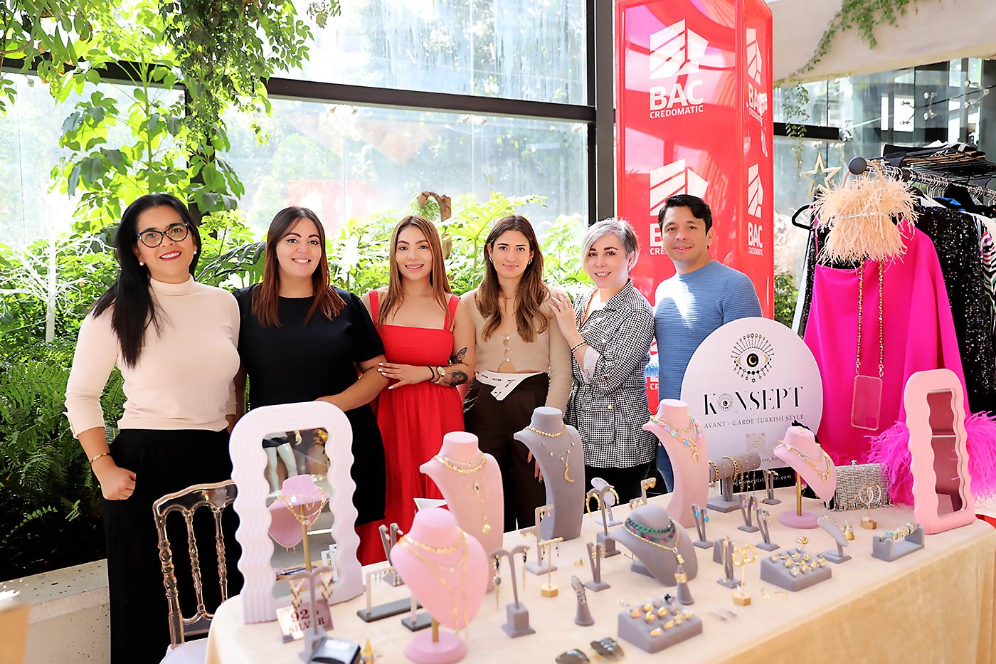 Kenia Merren, Fany Pacheco, Rina Alonso, Karla Toledo, Maru Alvarenga y Ulises Ramos