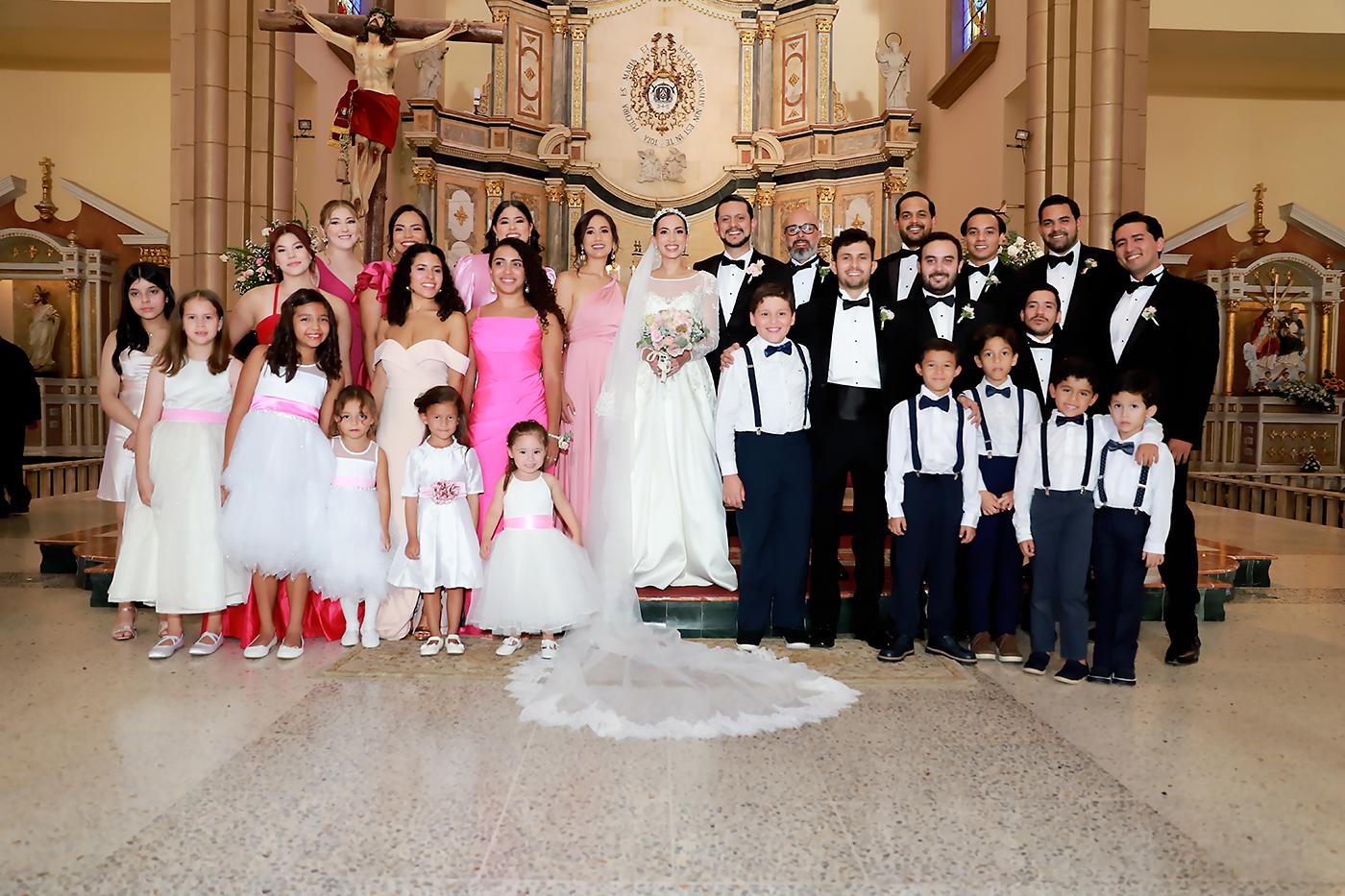 Los felices novios con el cortejo 