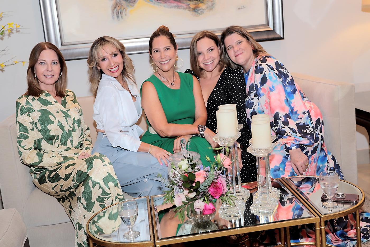 Myrna Castro, Marisa Melara, Elena Williams, Cathy Vega y Leda Álvarez.