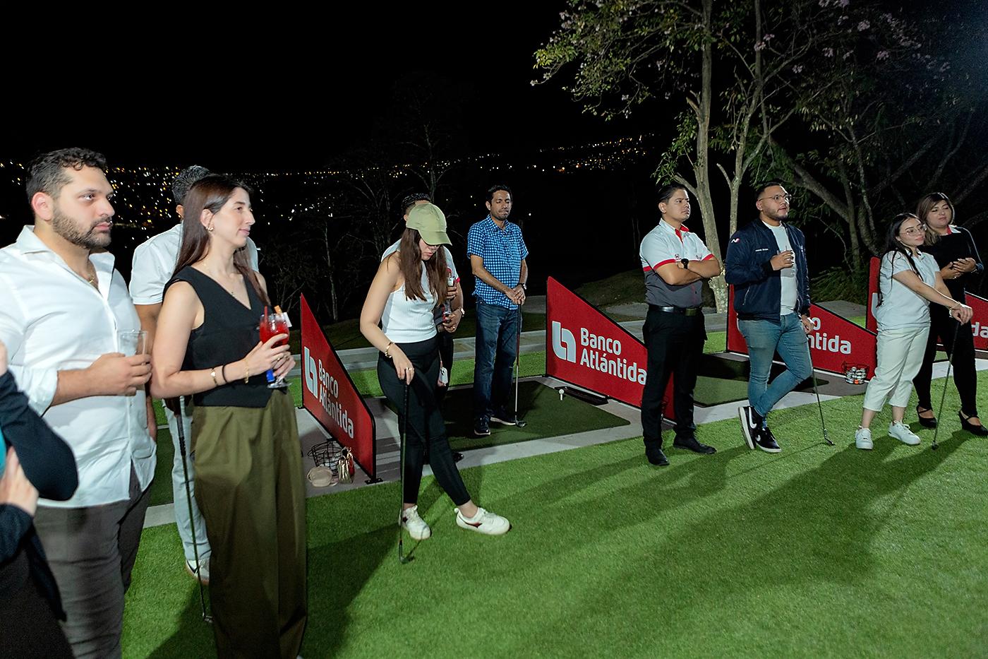 Los asistentes que tuvieron la oportunidad de disfrutar de la “Top Golf Experience”.