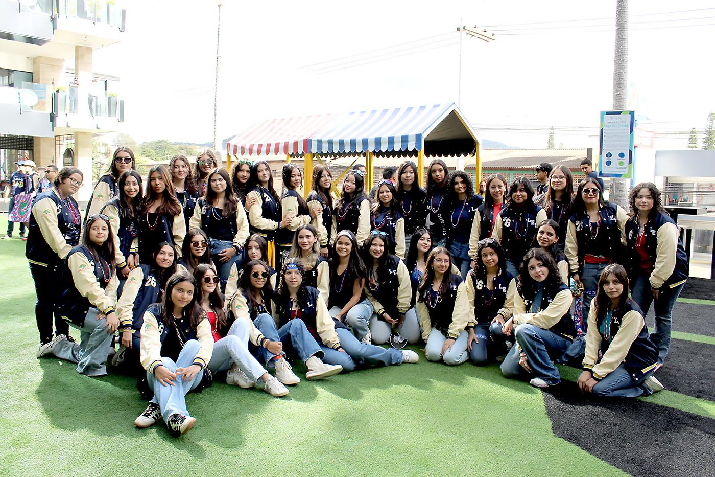 Con mucha emoción y espíritu de promoción, los seniors 2026 de La Estancia School celebraron su Senior Entrance con un desayuno especial en Ventu. Entre risas, abrazos y fotos para el recuerdo, se prepararon para dirigirse a su escuela en vehículos decorados, listos para vivir su último primer día de clases. ¡Un inicio de año que promete ser inolvidable!
