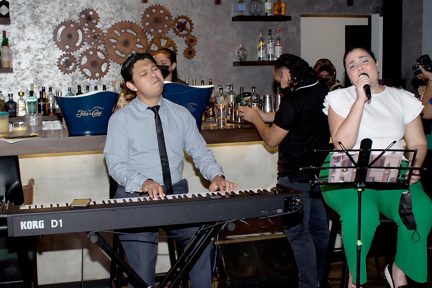 El Dúo Bossacustico, alegró el ambiente con música de reggae, boleros, jazz y bossa-nova