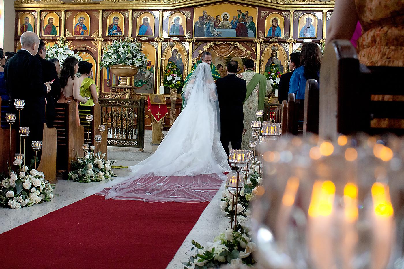 Los novios se posan ante el altar de la Catedral Ortodoxa San Juan Bautista.
