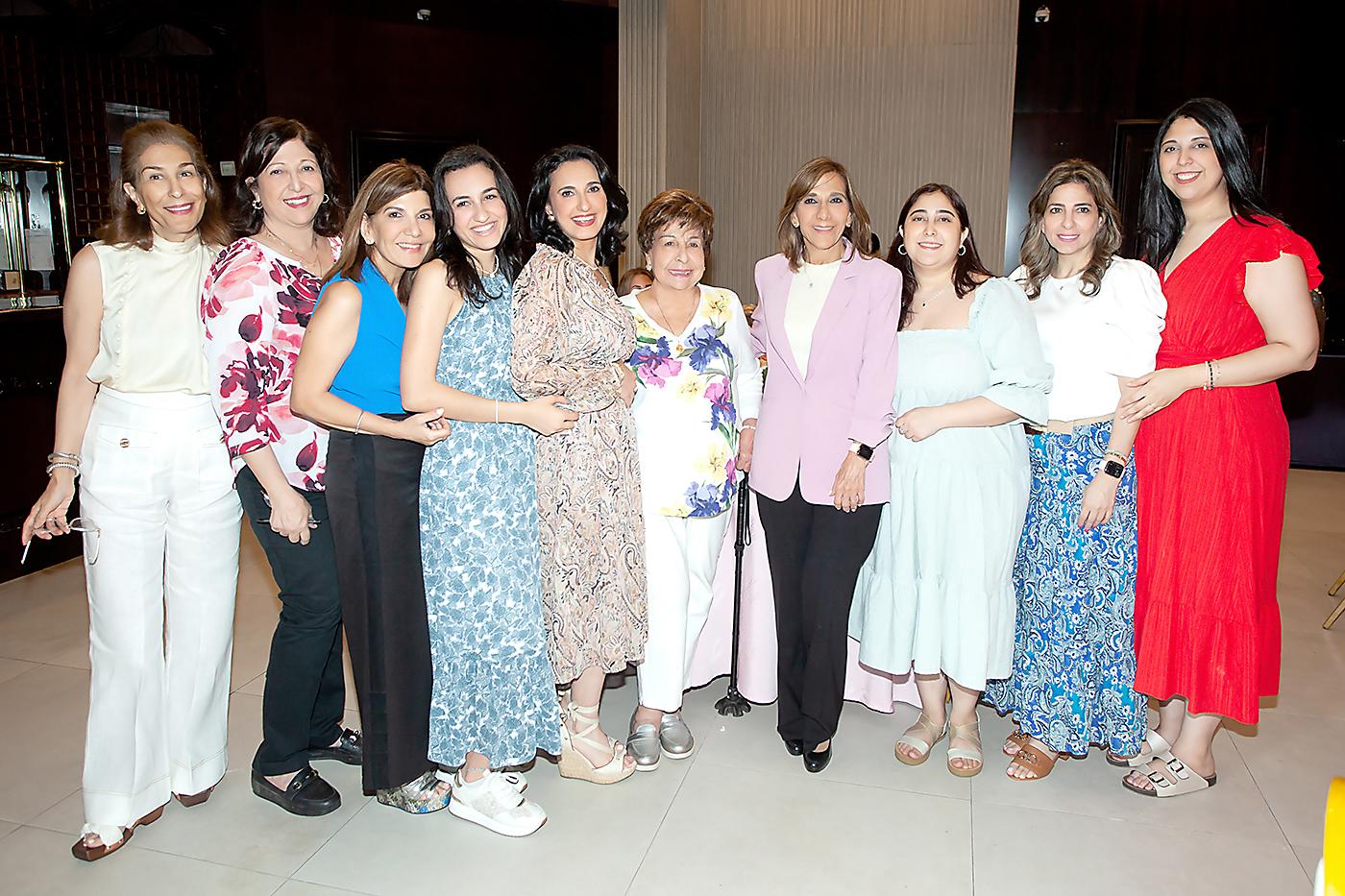 La cumpleañera con Leyla Chahín, Julie Jiménez, Sandra Faraj, Judith Faraj, Maruca Faraj, Diana Larach, JuliaJiménez, Leyla Faraj e Isabella Jiménez