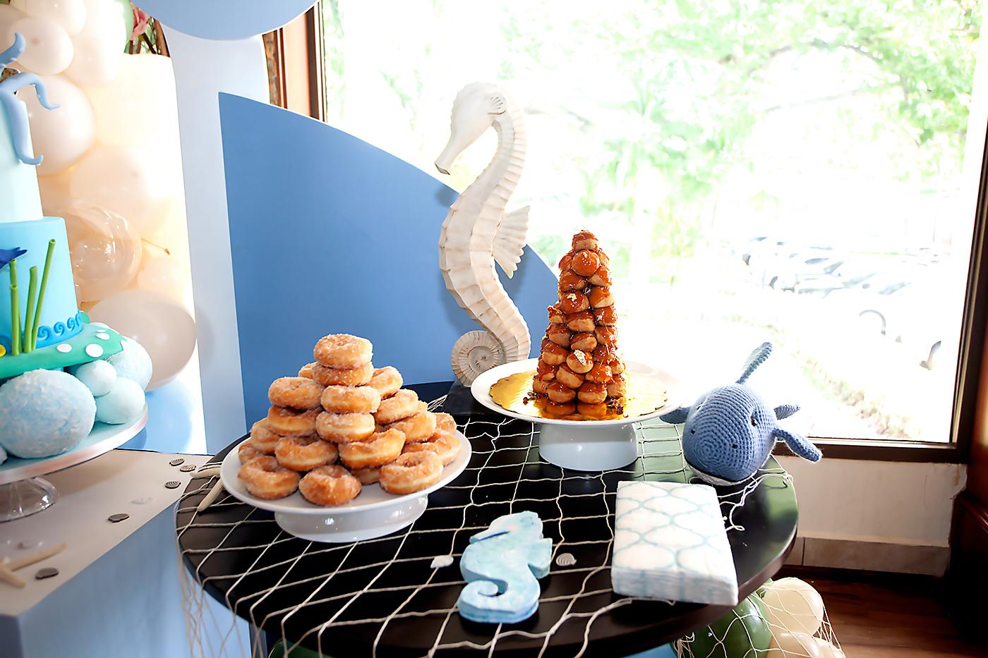 Las donas y otras delicias fueron adornadas con figuras de tiburón, caballitos de mar y estrellas