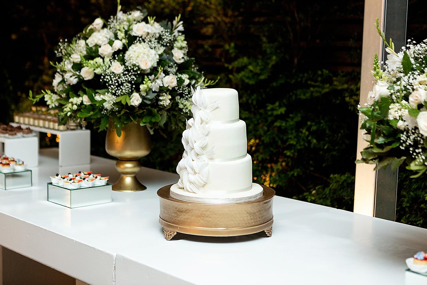 Un wedding cake minimalista con efectos surrealistas fue el punto focal de la mesa de postres.