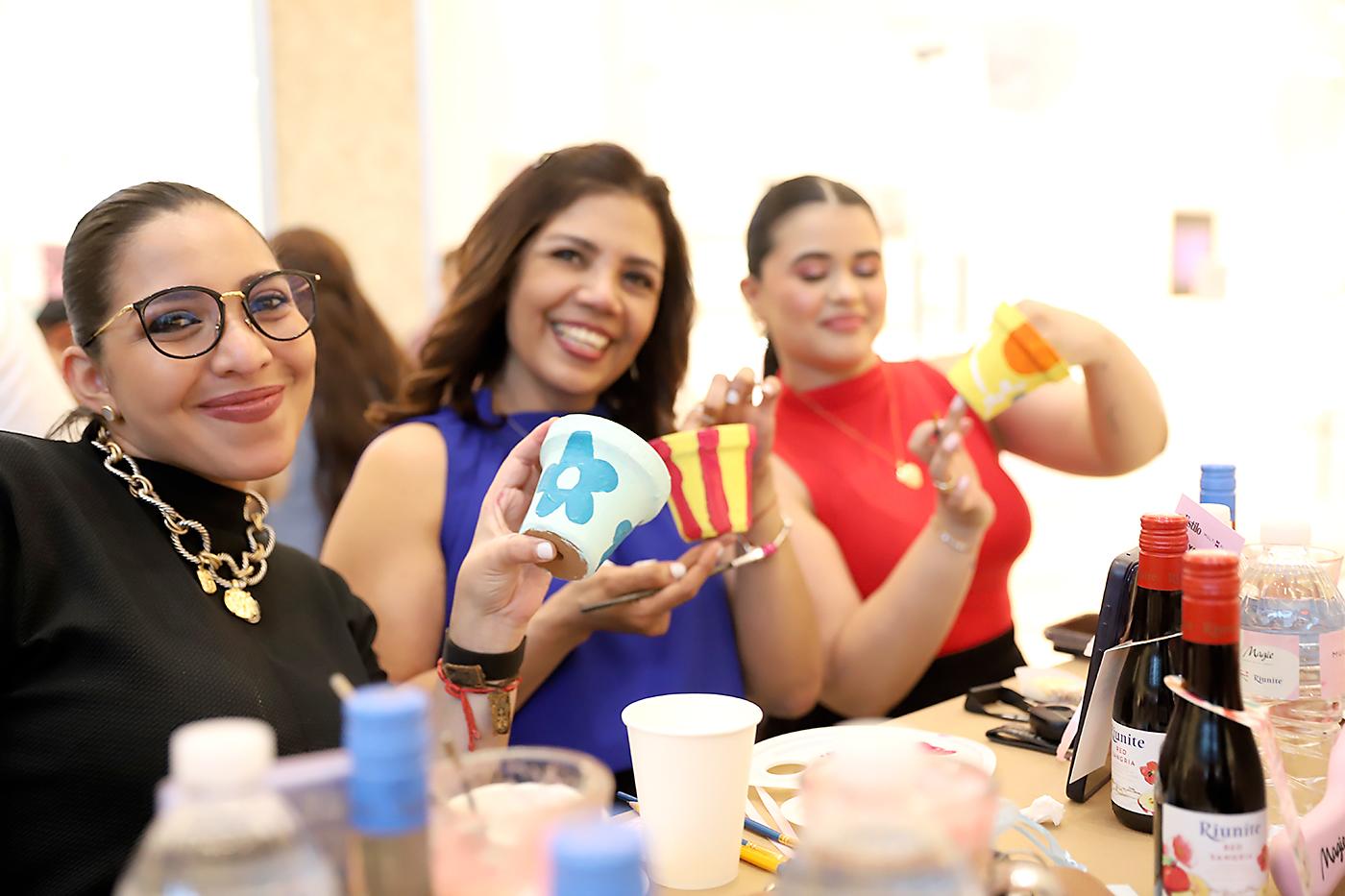 Decorar maceteras fue la atracción principal del evento, cada invitada pudo expresar por medio de su arte. 