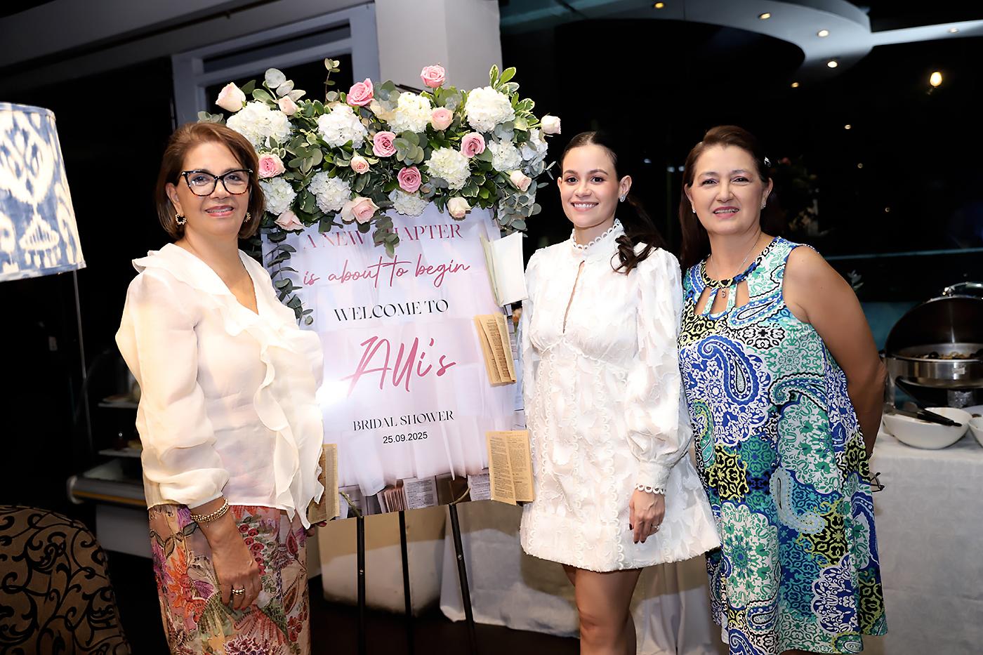 Gloria y Sandra Erazo con Allison Rivera.